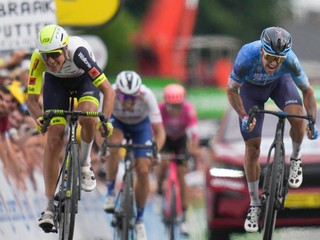 Simon Clarke (vpravo) vyhral 5. etapu na Tour de France 2022.