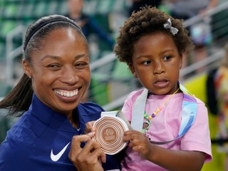 Allyson Felixová pózuje s bronzovou medailou s dcérou Camryn.