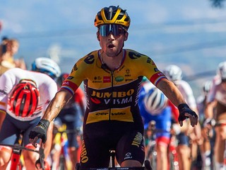 Slovinský cyklista Primož Roglič vyhráva etapu na Vuelte. 