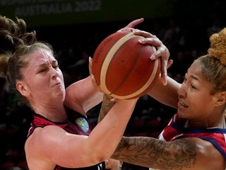Americká basketbalistka Shakira Austinová v súboji s Emmou Meessemanovou.