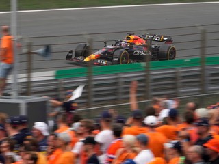 Verstappen ovládol aj domáce preteky, Hamilton v závere prišiel o pódium