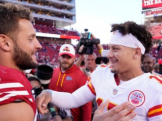Quarterback Kansasu Patrick Mahomes (vpravo) po zápase s Nickom Bosom.