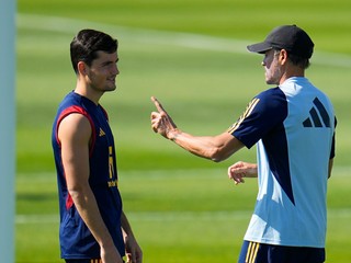 Hugo Guillamon a Luis Enrique počas tréningu Španielska na MS vo futbale 2022.