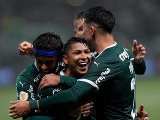 Futbalisti Palmeirasu sa tešia po strelenom góle.