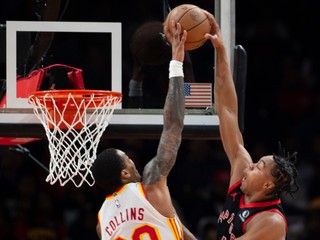 Momentka zo zápasu NBA medzi Atlantou a Torontom. 