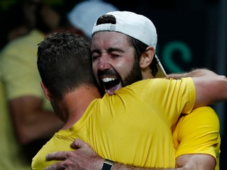Jordan Thompson v objatí s nehrajúcim kapitánom Lleytonom Hewittom.