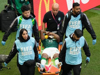 Yassera Al-Shahraniho odnášajú na nosidlách po zápase na MS vo futbale 2022.