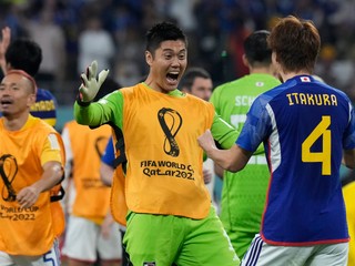 Radosť hráčov Japonska po výhre nad Nemeckom na MS vo futbale 2022.