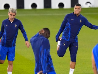 Antoine Griezmann (vľavo) a Kylian Mbappé počas tréningu Francúzska na MS vo futbale 2022.