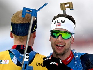 Johannes Thingnes Bö (zozadu) na snímke so svojim krajanom Sturlom Holm Laegreidom.