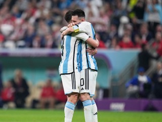 Julián Álvarez a Lionel Messi v zápase Argentína - Chorvátsko v semifinále MS vo futbale 2022.