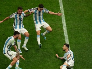 Lionel Messi sa so spoluhráčmi teší po strelenom góle vo finále Argentína - Francúzsko na MS vo futbale 2022.