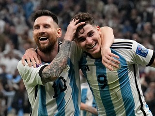 Lionel Messi a Julián Álvarez sa tešia po strelenom góle v zápase Argentína - Chorvátsko v semifinále MS vo futbale 2022.