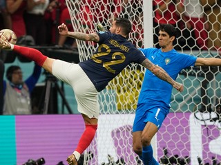Úvodný gól zápasu Francúzsko - Maroko v semifinále MS 2022 strelil Theo Hernández.