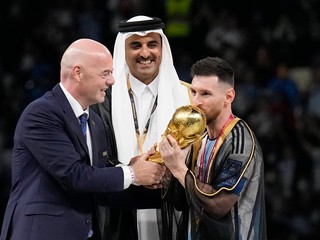 Lionel Messi v špeciálnom bishte prebral trofej pre majstra sveta vo futbale.