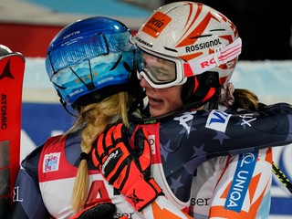 Mikaela Shiffrinová a Petra Vlhová po slalome vo Flachau 2023.