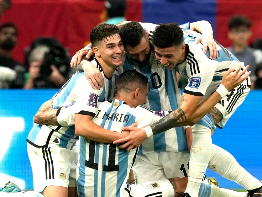 Argentínčania sa tešia po strelenom góle vo finále Argentína - Francúzsko na MS vo futbale 2022.