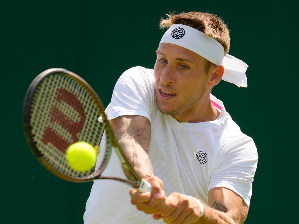 Alex Molčan na turnaji Wimbledon 2022.