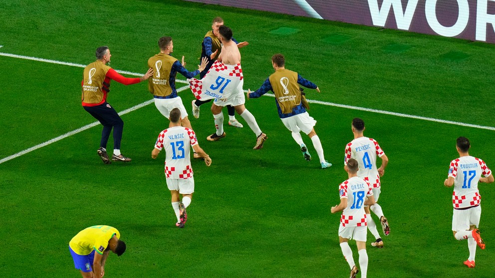 Chorvátski reprezentanti sa tešia po strelenom góle v zápase Chorvátsko - Brazília vo štvrťfinále MS vo futbale 2022.