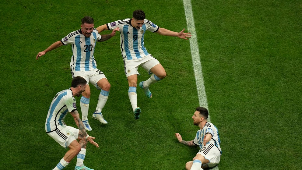 Lionel Messi sa so spoluhráčmi teší po strelenom góle vo finále Argentína - Francúzsko na MS vo futbale 2022.