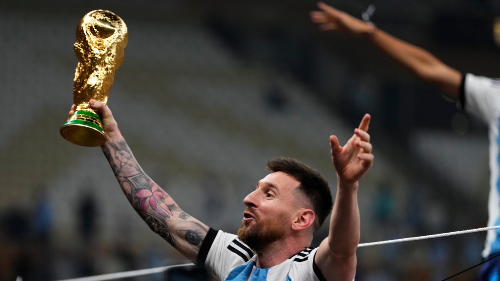 Lionel Messi s trofejou pre víťaza MS vo futbale 2022.