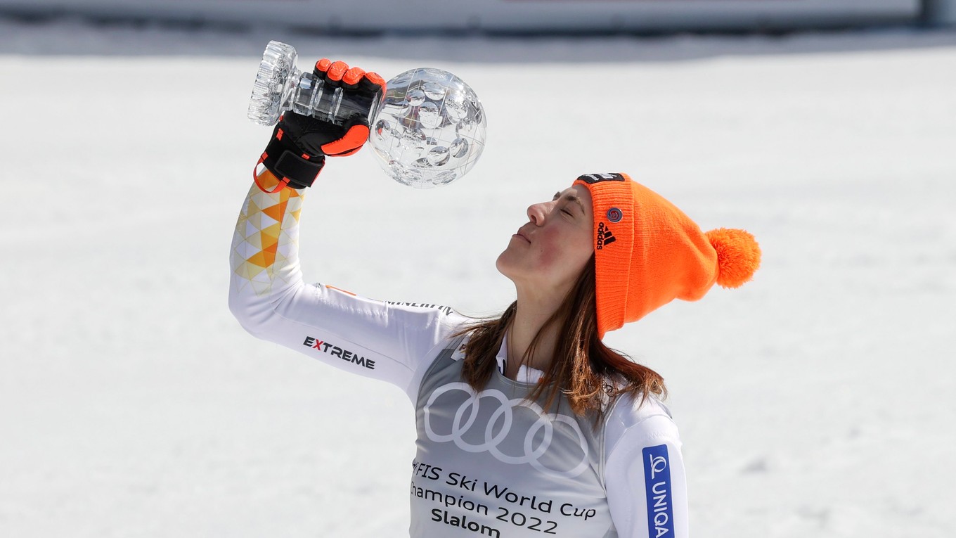 Petra Vlhová s malým krištáľovým glóbusom za slalom.