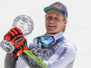 Marco Odermatt získal malý glóbus v disciplíne obrovský slalom.