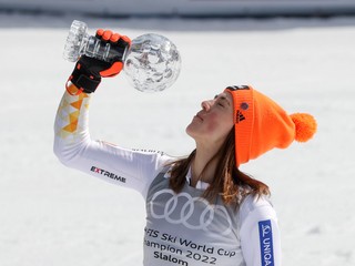 Petra Vlhová s malým krištáľovým glóbusom za slalom.