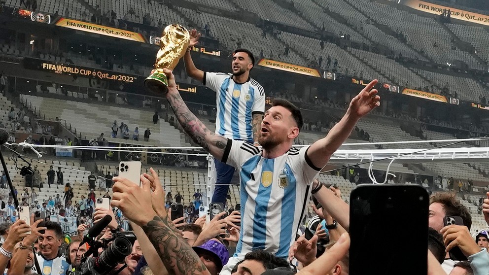 Lionel Messi s trofejou pre majstra sveta po triumfe na MS vo futbale 2022.
