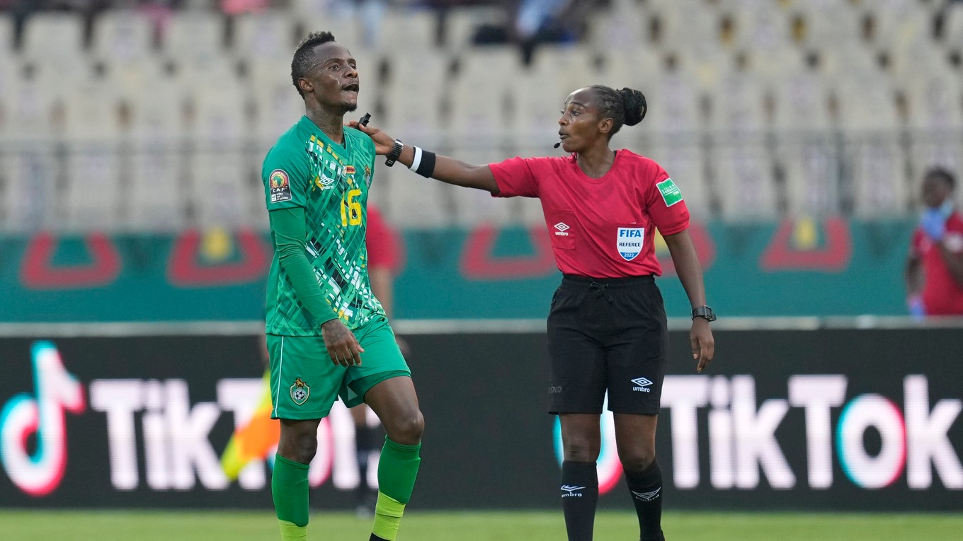 Salima Mukansangová je prvou ženou, ktorá rozhodovala zápas Africkom pohári národov. 