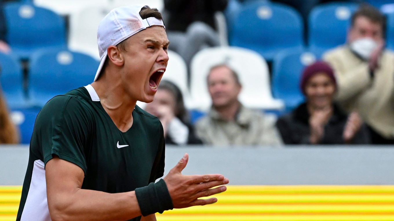 Dánsky tenista Holger Rune sa teší po postupe do finále na ATP v Mníchove.