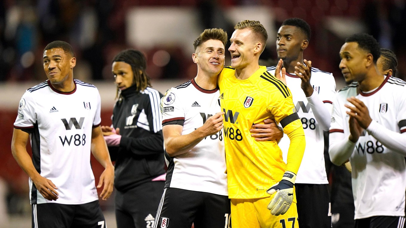 Brankár Bernd Leno sa teší po výhre so spoluhráčmi z Fulham FC.