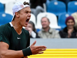 Dánsky tenista Holger Rune sa teší po postupe do finále na ATP v Mníchove.