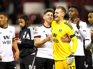 Brankár Bernd Leno sa teší po výhre so spoluhráčmi z Fulham FC.