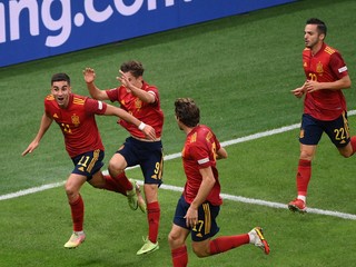 Ferran Torres (vľavo) sa teší po strelenom góle v zápase semifinále Ligy národov Taliansko - Španielsko.