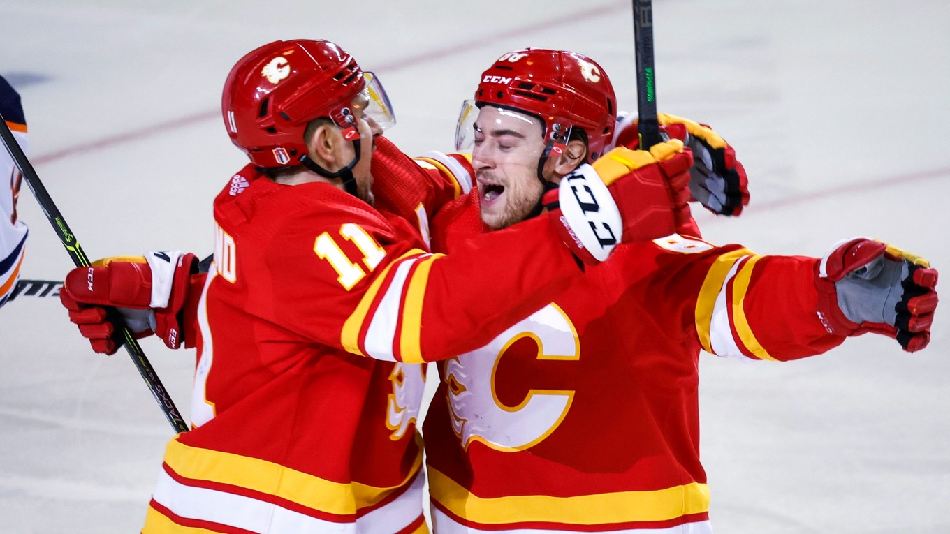 Hokejisti Calgary Flames sa radujú z gólu.