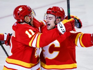 Hokejisti Calgary Flames sa radujú z gólu.