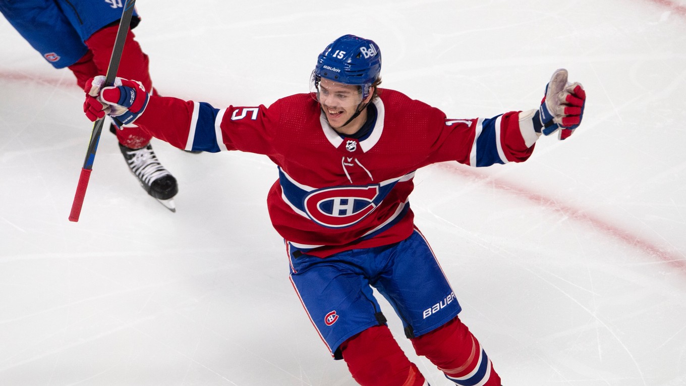 Jesperi Kotkaniemi sa v drese Montreal Canadiens teší po strelenom góle.