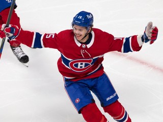 Jesperi Kotkaniemi sa v drese Montreal Canadiens teší po strelenom góle.