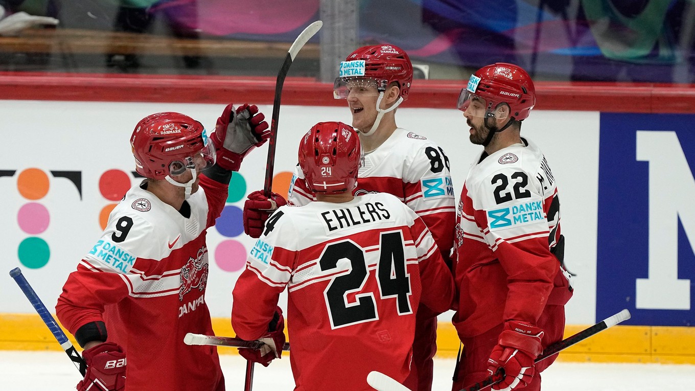 Hokejisti Dánska sa tešia po strelenom góle na MS v hokeji 2022.