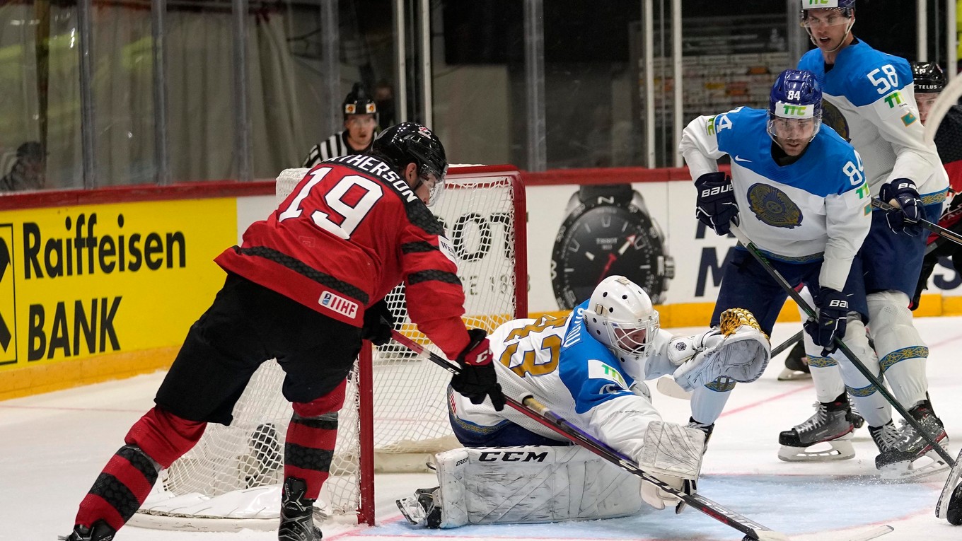Drake Batherson skóruje v zápase Kanada - Kazachstan na MS v hokeji 2022. 