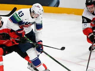Luke Hughes (v strede) v zápase Rakúsko - USA na MS v hokeji 2022.