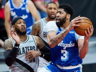 Carmelo Anthony (vľavo) a Anthony Davis budú spoluhráči v Los Angeles Lakers.