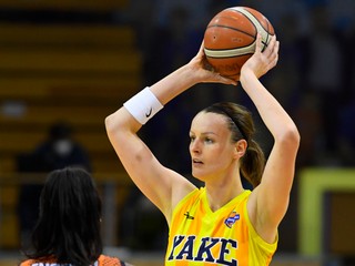 Anna Jurčenková z Young Angels Košice (s loptou).