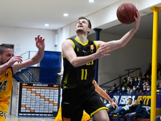 Vľavo Stanislav Baldovský (Iskra Svit) a vpravo Džiugas Slavinskas (Inter Bratislava) v zápase 19. kola.