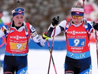 Marketa Davidová (vľavo) a Lucie Charvátová počas štafety v Anterselve 2022.
