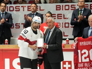 Švajčiar Andres Ambühl odohral 120. zápas na MS v hokeji. 