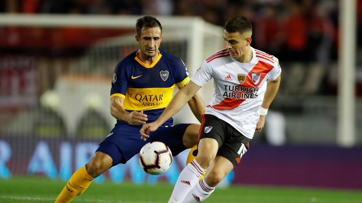 Exequiel Palacios (vpravo) a Carlos Izquierdoz v prvom zápase semifinále Pohára osloboditeľov 2019 River Plate - Boca Juniors.