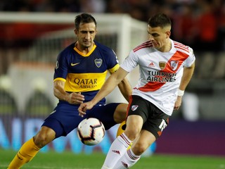 Exequiel Palacios (vpravo) a Carlos Izquierdoz v prvom zápase semifinále Pohára osloboditeľov 2019 River Plate - Boca Juniors.