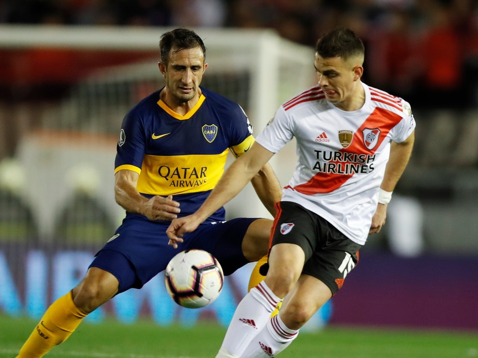 Exequiel Palacios (vpravo) a Carlos Izquierdoz v prvom zápase semifinále Pohára osloboditeľov 2019 River Plate - Boca Juniors.